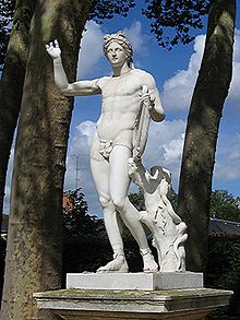 Statue d'Apollon dans les jardins de Versailles