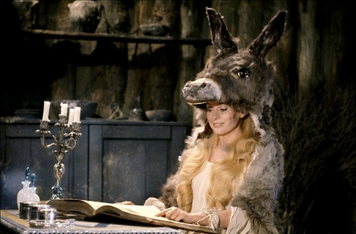 Catherine Deneuve dans le film Peau d 'Âne (J. Demy)